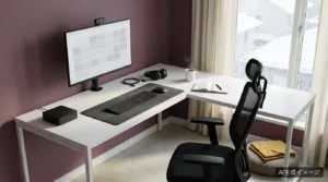 AIで生成した、白いL字デスクにミニPCと27インチモニターを置いた、プラム色の壁の在宅ワークデスクの完成イメージ